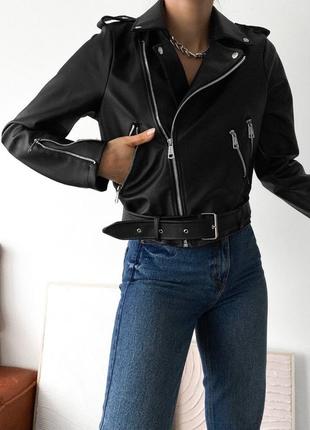 Женская куртка косуха, укороченная, классическая, из экокожи, из искусственной кожи, кожаная, черная, базовая3 фото