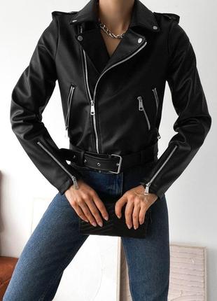 Женская куртка косуха, укороченная, классическая, из экокожи, из искусственной кожи, кожаная, черная, базовая1 фото
