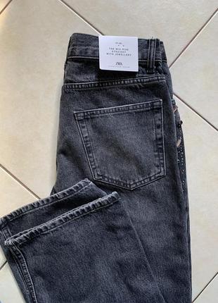 Нові сірі прямі джинси зара зі стразами1 фото