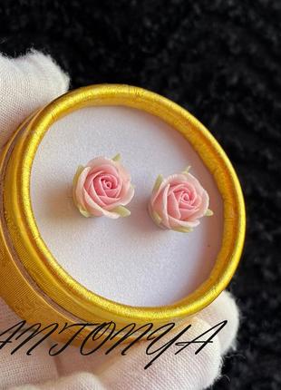 Сережки-гвоздики з рожевими трояндами,сережки рожеві квіти3 фото