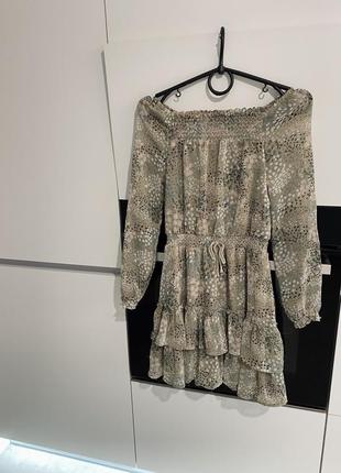 Zara mango h&m cos threads размер m/s в наличии женское шифоновое бежевое платье мини в принт с рушами с баской платье в принт мини