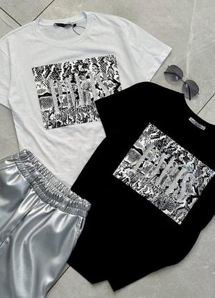 Стильна футболка з накаткою шимер, камінчиками та стразами