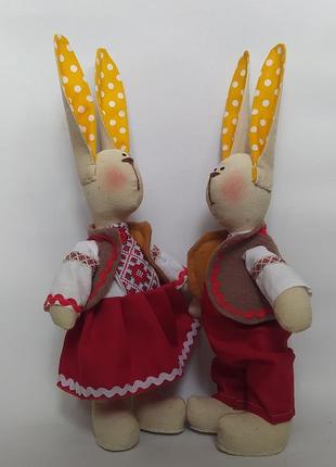 Пара зайцев в украинском стиле
