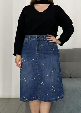 Актуальна джинсова міді спідниця з вишивкою №7526 фото