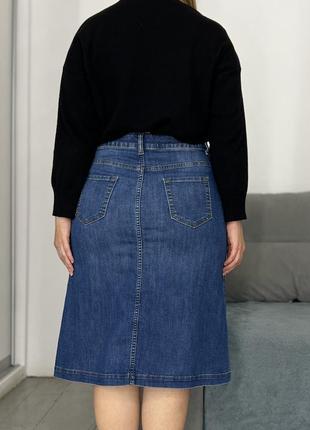 Актуальна джинсова міді спідниця з вишивкою №7527 фото