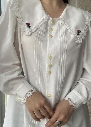 Винтажная блуза с кружевным воротничком и манжетами, и вышивкой в виде роз