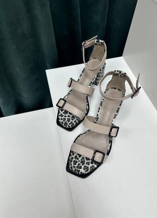 Дизайнерські босоніжки зі вставками леопард versal натуральна шкіра1 фото