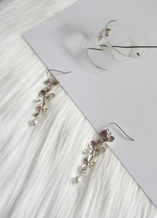 Вишукані, неймовірно красиві сережки квіти з перлинами в сріблястому кольорі.