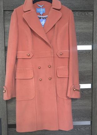 Пальто яскраве