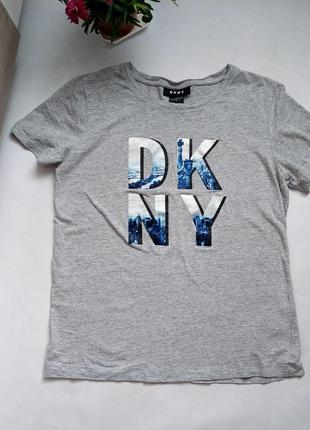 Футболка dkny с ярким атласным логотипом