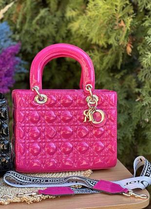 Розовая лаковая сумка в стиле леди диор, сумка в стиле лебеди диор разоваая, малиновая сумка в стиле lady dior