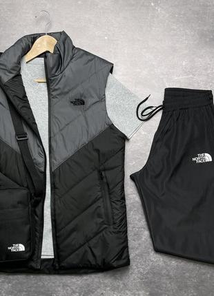 Комплект мужской в стиле tnf: жилетка серо-черная+футболка серая+брюки черные. борсетка в подарок