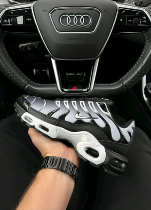 Чоловічі кросівки nike air max plus black white gradient1 фото