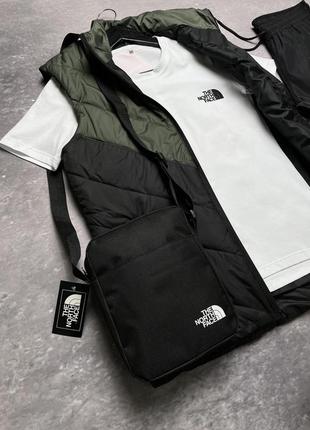 Комплект мужской в стиле tnf: жилетка хаки-черная+футболка белая+брюки черные. борсетка в подарок2 фото