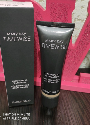 Сяюча тональна основа mary kay