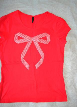 Стильна і яскрава футболка