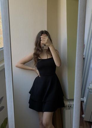 Платье на бретельках подчеркивает талию платье черная базовая2 фото