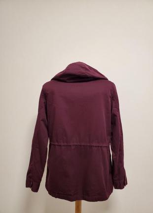Красивая брендовая коттоновая легкая куртка с капюшоном цвет бургунди5 фото
