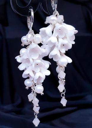 Весільні білі квіткові сережки-грона "білий бузок" із перлами