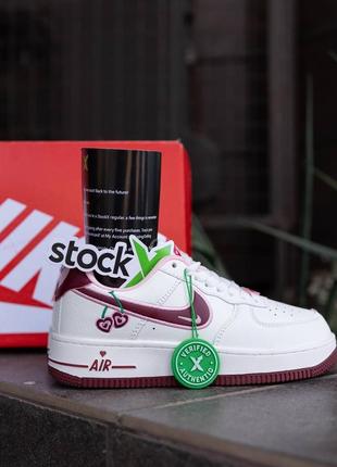 Женские спортивные кроссовки демисезонные с вишней nike air force 1 low valentine’s day2 фото