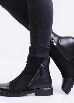 Стильные черные замшевые осенние деми ботинки низкий ход короткие с молнией
