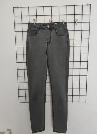 Стильные классические базовые джинсы скинни в графитовом цвете1 фото