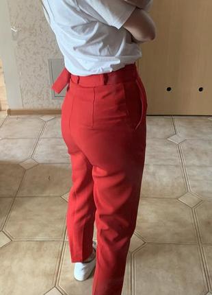 Класические красные брюки