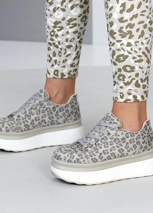 Модные женские кроссовки с трендовым принтом леопарда, серые, бежевые на утолщенной подошве замша,6 фото