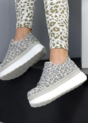 Модные женские кроссовки с трендовым принтом леопарда, серые, бежевые на утолщенной подошве замша,7 фото