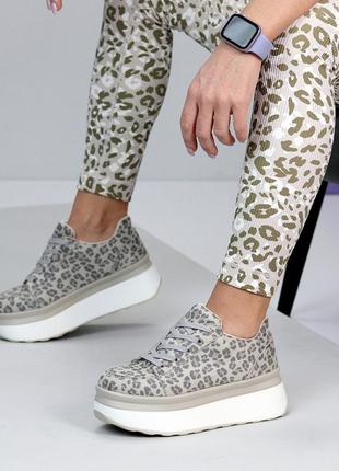 Модные женские кроссовки с трендовым принтом леопарда, серые, бежевые на утолщенной подошве замша,8 фото