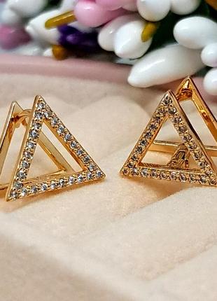 Красивые серьги треугольники из медицинского золота сm jewelry1 фото