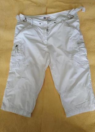 Білі шорти до колін