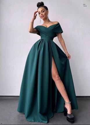 Розкішна смарагдова сукня з розрізом