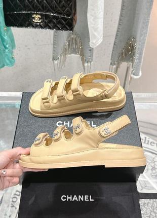 Женские босоножки