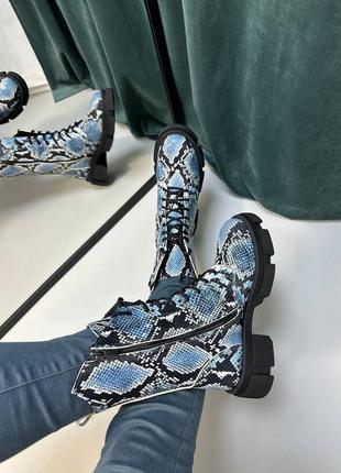 Ботинки из эксклюзивной кожи с тиснением под змею голубые6 фото