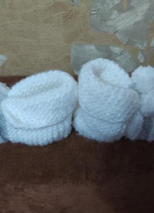 Вязаные пинетки зефирки с помпонами