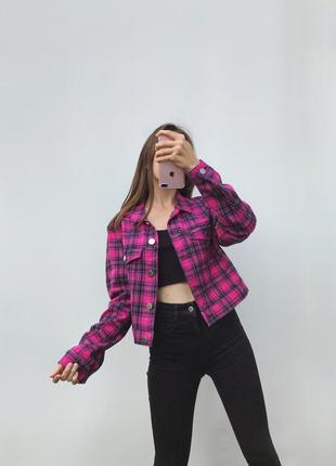 Яркая джинсовка в клетку розовая q/s укороченная куртка пиджак2 фото
