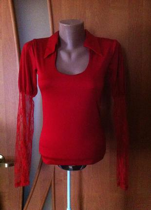 Красная блуза с кружевными рукавами