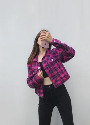 Яркая джинсовка в клетку розовая q/s by s.oliver укороченная куртка пиджак4 фото