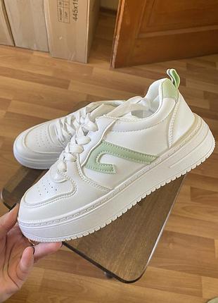 Кроссовки женские