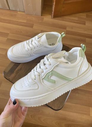 Кроссовки женские