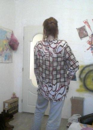 Яркая рубашка с психоделическим принтом3 фото