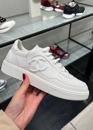 Белые кожаные кроссовки