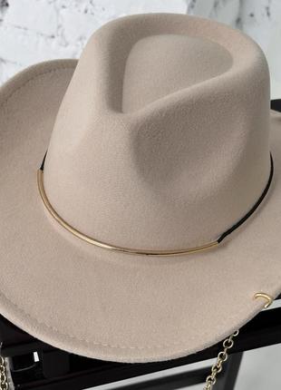 Шляпа федора ковбойка унисекс с декором и цепочкой punk молочная2 фото
