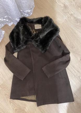 Пальто женское коричневое с искусственным меховым воротником1 фото