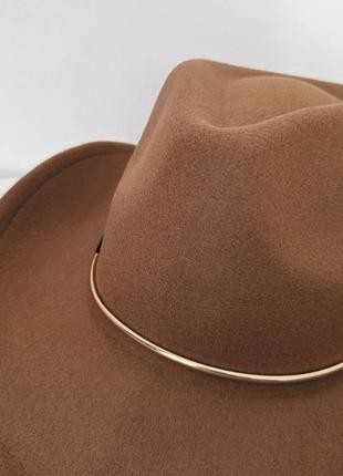 Шляпа федора ковбойка унисекс с устойчивыми полями, пирсингом и металлическим декором капучино5 фото