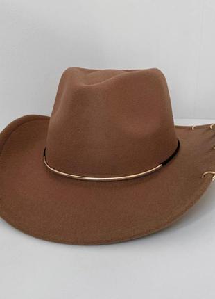 Шляпа федора ковбойка унисекс с устойчивыми полями, пирсингом и металлическим декором капучино4 фото