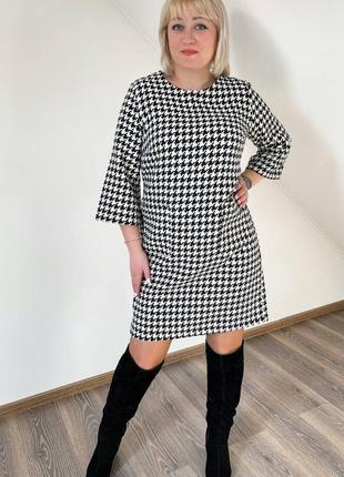 Коротке твідове плаття з принтом у гусячу лапку (чорне, бежеве) 50-521 фото