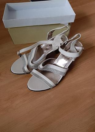 Босоножки женские кожаные на каблуке. босоножки кожаные, бежевые