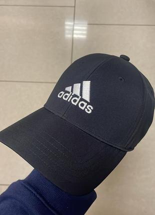 Бейсболка adidas embroidered logo lightweight